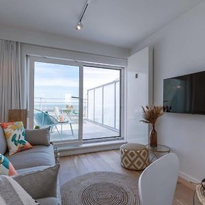 Huswell - Stunning Seafront Apartment